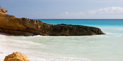 The red rocks at Cupecoy Bay