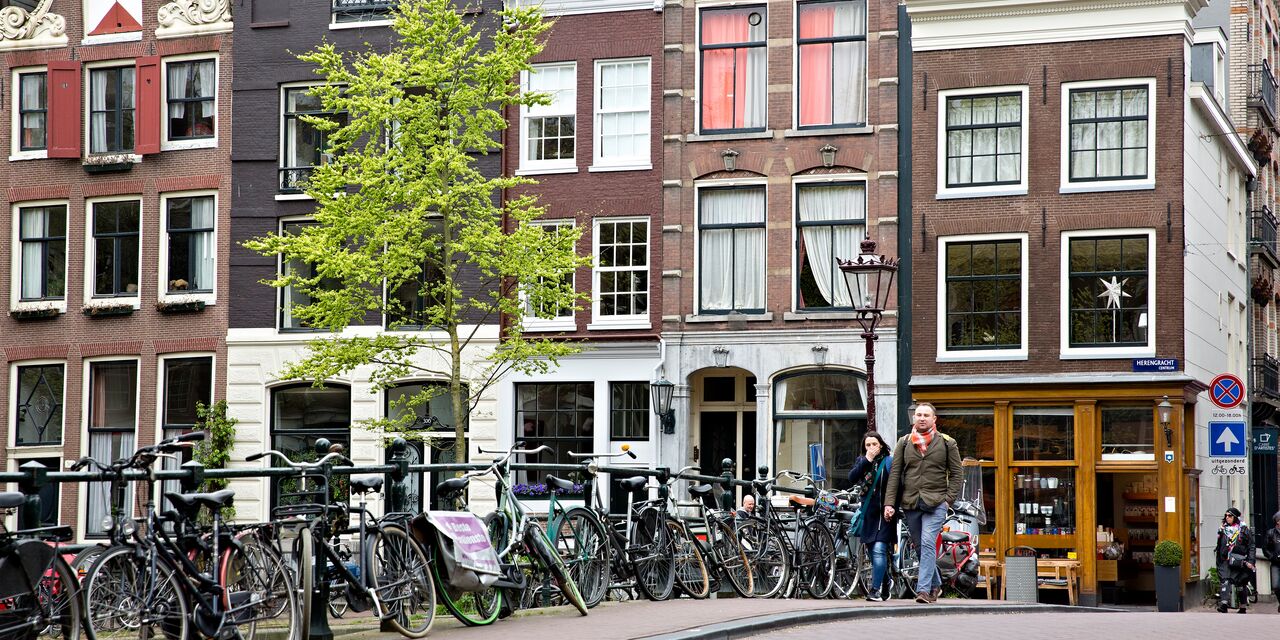 Bikes and elegant canal houses