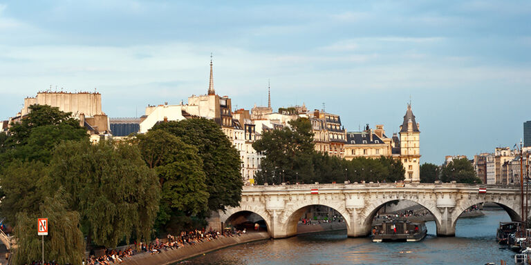 The Pont Neuf links Île de la Cité with both banks