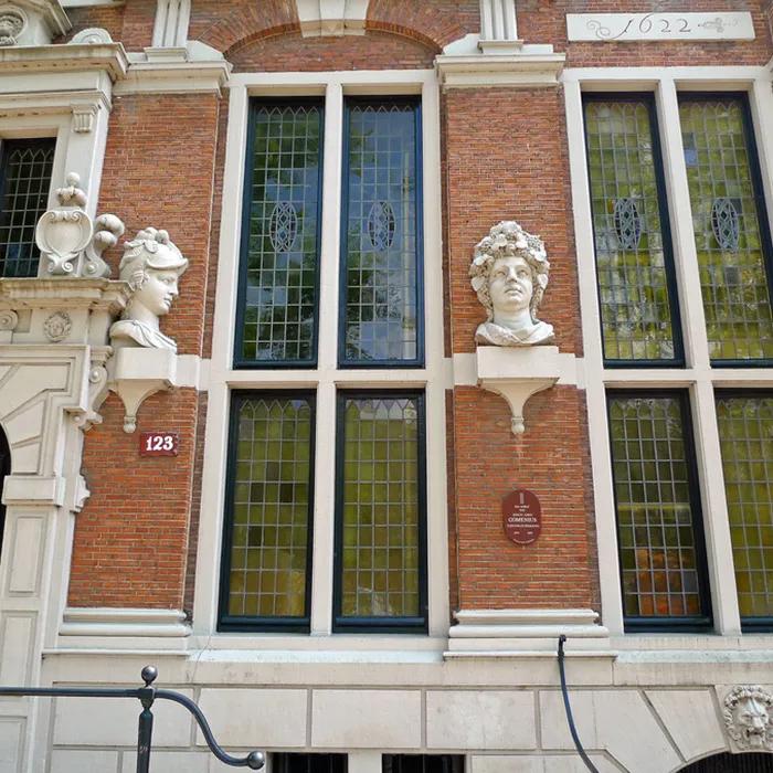 The house with the heads